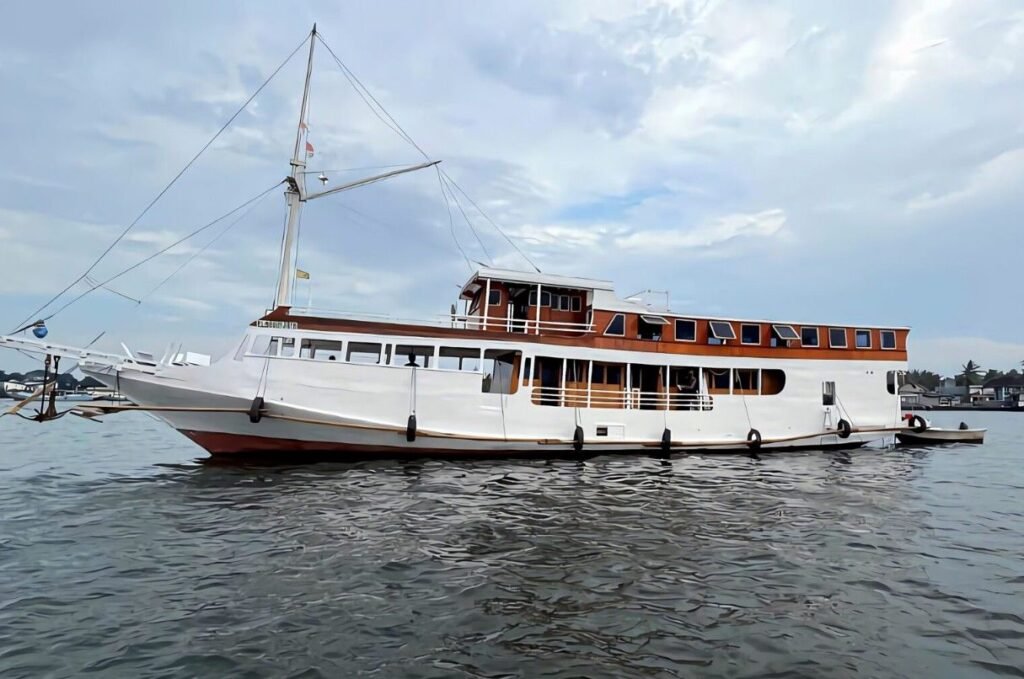 lombok to flores by backpaker