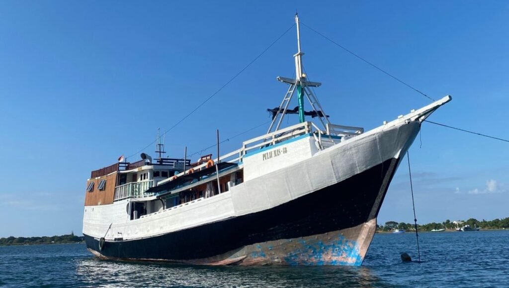 lombok to flores by backpaker